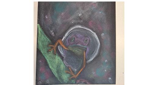  Das Bild ist eine quadratische Zeichnung, die einen Frosch in einer fantasievollen, dunklen Umgebung zeigt.  In der Mitte des Bildes ist ein Frosch in gedeckten Violett- und Grüntönen zu sehen. Seine Augen sind grün und leuchtend.  Der Frosch hat lange, orangefarbene Finger und sitzt auf einem breiten, dunkelgrünen Blatt.  Er ist von einem hellen, fast transparenten Halo-Kreis umgeben, der wie eine Blase oder eine Aura wirkt.  Der Hintergrund ist schwarz und mit farbigen Punkten in Pink, Türkis und Weiß übersät, die wie Sterne oder eine Galaxie aussehen.