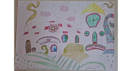 Die Zeichnung zeigt eine Fantasielandschaft mit zwei skurrilen Häusern, die bunte Dächer und unregelmäßig geformte Fenster haben. Die Landschaft besteht aus Hügeln mit verschiedenen Mustern, und am Himmel sind rosa Wolken und kleine weiße Punkte zu sehen.