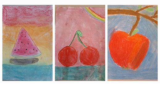 Das Bild zeigt drei schmale, hochformatige Zeichnungen von Früchten, die nebeneinander angeordnet sind.  Links ist ein Stück Wassermelone zu sehen, mit pinkfarbenem Fruchtfleisch und schwarzen Kernen, das auf einem dunklen, ovalen Untergrund liegt. Der obere Hintergrund ist in warmen Rottönen gehalten, der untere in Blautönen.  In der Mitte sind zwei rote Kirschen mit einem gemeinsamen grünen Stiel abgebildet. Im oberen Teil des Bildes ist ein kleiner Regenbogenbogen zu erkennen. Der Hintergrund ist in Rosa gehalten, der Untergrund in einem dunklen Grünton.  Rechts ist ein roter Apfel zu sehen, der an einem braunen Ast hängt. Der Apfel hat einen grünen Stielansatz. Der Hintergrund ist hellblau.