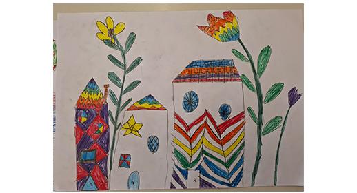  Das Bild zeigt eine bunte, fantasievolle Zeichnung, die eine kleine Häuserzeile umgeben von Blumen darstellt.  Es gibt drei Häuser in unterschiedlichen Höhen und Formen. Alle sind sehr farbenfroh gestaltet.  Das linke Haus ist hoch und schmal, mit einem spitz zulaufenden Dach, das in Regenbogenfarben bemalt ist. Die Fenster sind ebenfalls geometrisch und bunt.  Das mittlere Haus ist niedriger und breiter. Es hat ein gelbes, dreieckiges Dach mit einem Regenbogenmuster. Ein sternförmiges Fenster ziert die Fassade.  Das rechte Haus ist hoch und breit, mit einem Giebeldach, das ein blaues Zickzack-Muster hat. Die Fassade ist mit breiten, bunten Zickzack-Streifen in Regenbogenfarben versehen. Die Fenster sind rund und haben blaue Speichen.  Die Häuser sind von großen, bunten Blumen umgeben, die höher als die Häuser wachsen. Die Blumen haben lange grüne Stängel und Blätter.  Eine gelbe Blume mit einem sternförmigen Zentrum steht links.  Eine bunte, regenbogenfarbene Blume mit einem gezackten Rand steht rechts neben den Häusern.  Eine kleine, violette Blume ist ganz rechts zu sehen.