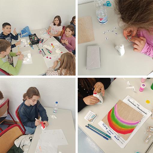 Diese Collage ist in vier gleich große Quadrate unterteilt und zeigt Kinder in einer hellen Werkstatt-Atmosphäre.  Oben links: Eine Gruppe von Kindern sitzt fröhlich um einen Tisch, der mit Farbstiften, Pinseln und weißen Gipsformen gefüllt ist.  Oben rechts: Eine Nahaufnahme zeigt konzentrierte Hände, die kleine Zahlen auf Holzwürfel kleben – vermutlich für den Kalender aus dem ersten Bild.  Unten links: Ein Mädchen sitzt allein am Tisch und bemalt mit einem feinen Stift sehr präzise eine kleine Gipsfigur.  Unten rechts: Hier liegt eine Holzplatte mit einem leuchtenden Regenbogen flach auf dem Tisch, daneben liegen Stifte und Kleber bereit für den nächsten Arbeitsschritt.